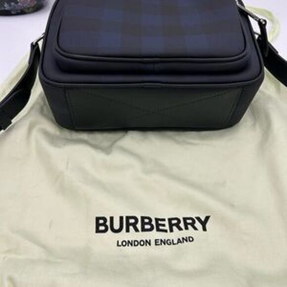 Men's Burberry, check messenger bag in navy blue. Adjustable shoulder strap. - Picture 4 of 16